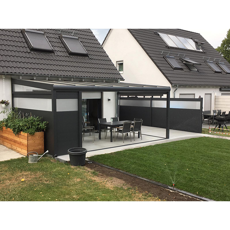 Trennwandprofil aus Aluminium mit Nut und Feder als Sichtschutz mit einem Streifen aus satiniertem Plexiglas